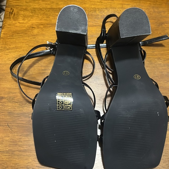 Size 10 fits like 9.5 black small heel/ wedge , tie up - Picture 6 of 6